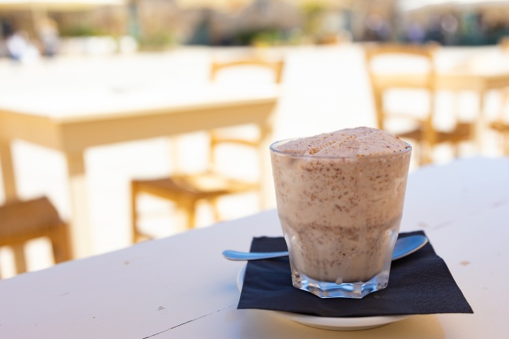 bicchiere di granita con fazzoletto e cucchiaio