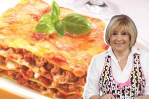 Anna Moroni e una lasagna nello sfondo