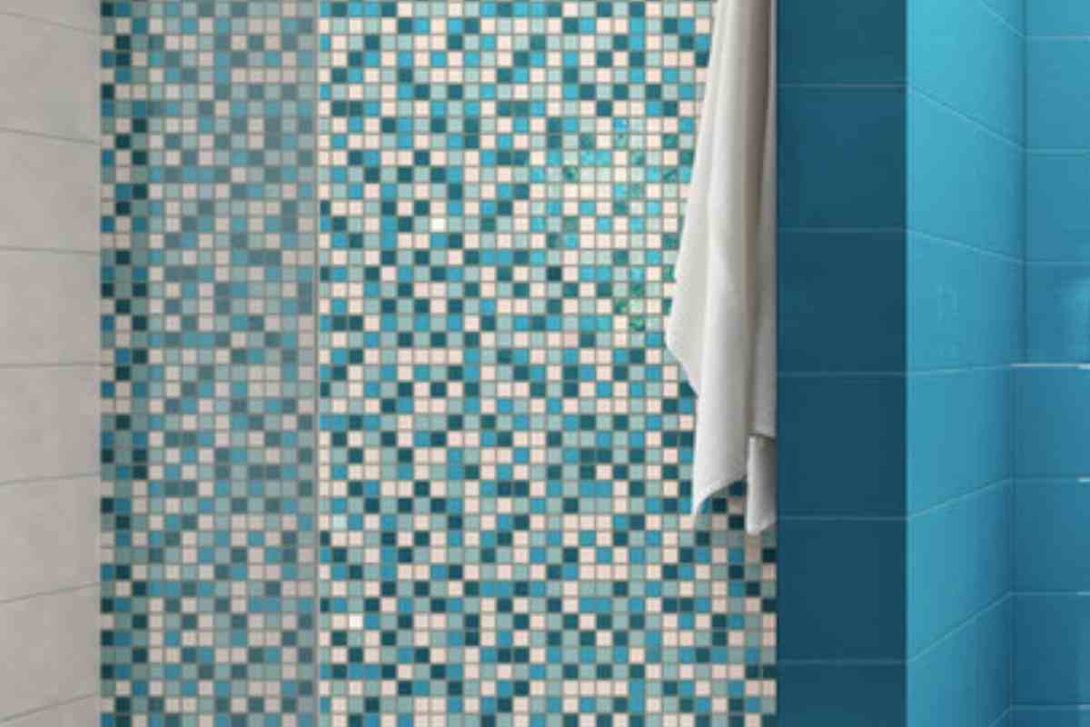 Un box doccia con piccole piastrelle a mosaico