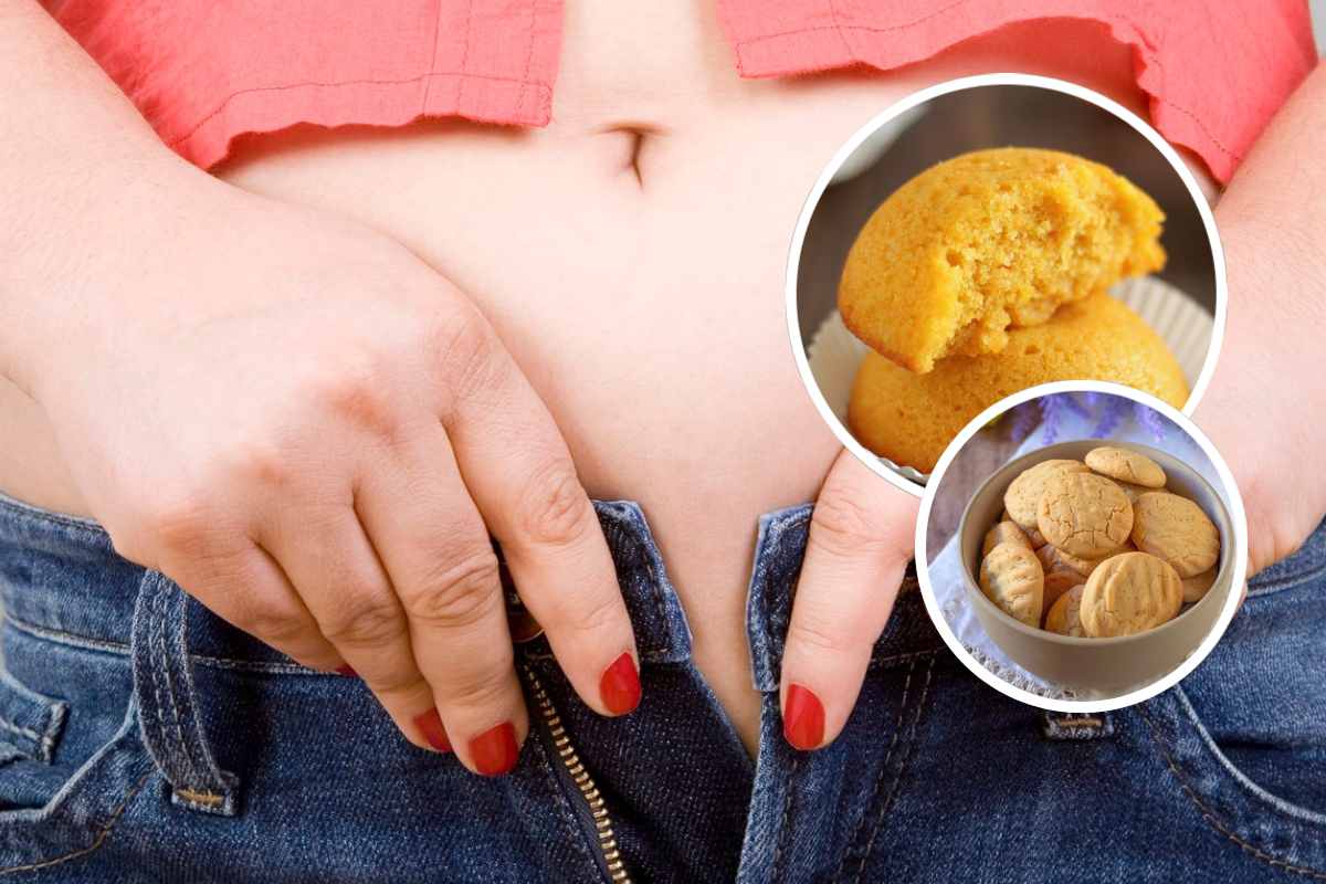 Una pancia gonfia di una donna e, in evidenza, un tortino alla carota e dei biscotti