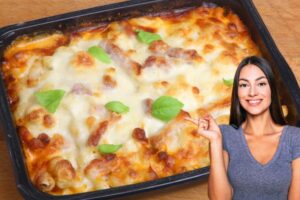 Pasta al foro e ragazza sorridente