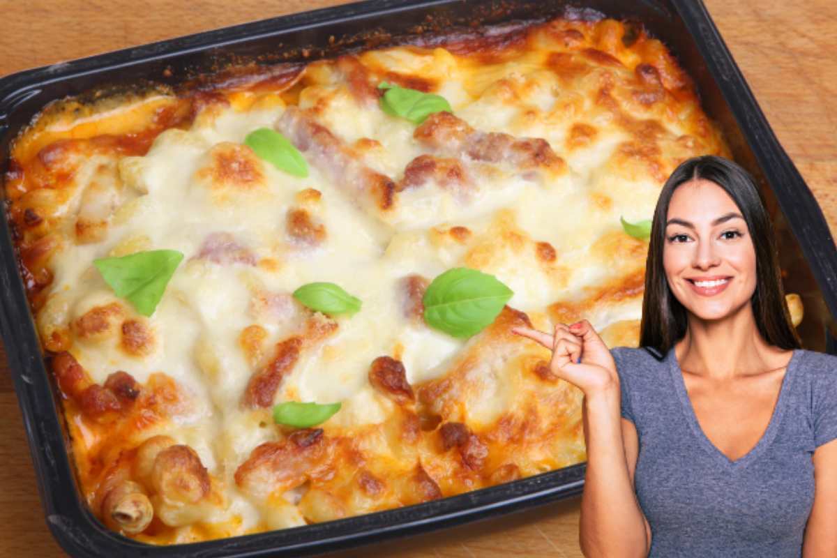 Pasta al foro e ragazza sorridente