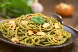 Linguine pesto, mandorle, basilico