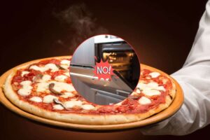pizza e forno in primo piano con scritta no