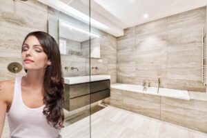 bagno elegante e donna che annusa profumo