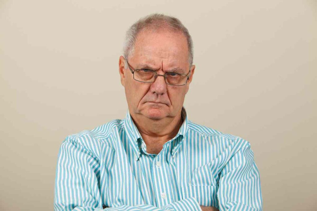 anziano accigliato