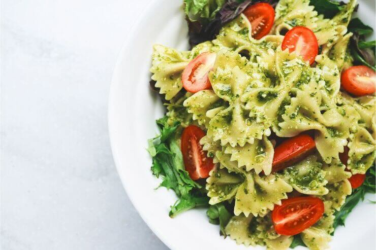 Farfalle con pesto, pomodori e rucola