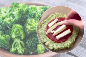 Pizzetta di broccoli e broccoli crudi nello sfondo