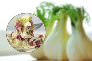 Insalata di finocchi e finocchi nello sfondo