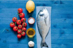 pesce, pomodorini, limone, sale e olio