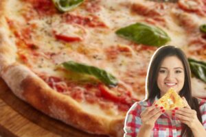 Pizza e donna che mangia una fetta di pizza