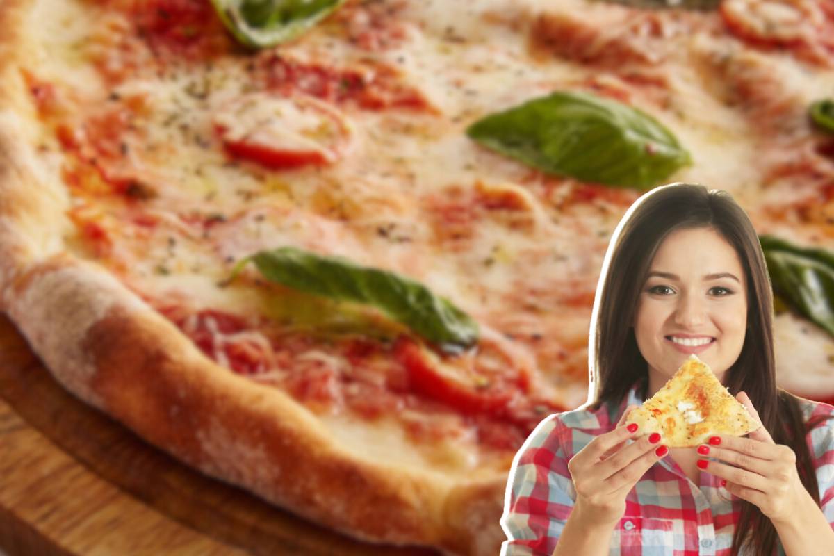 Pizza e donna che mangia una fetta di pizza