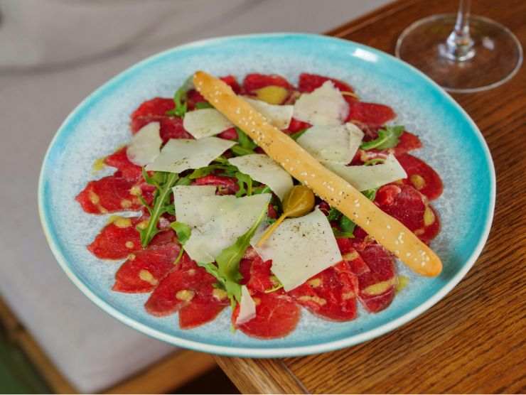 carpaccio di manzo con rucola e scaglie