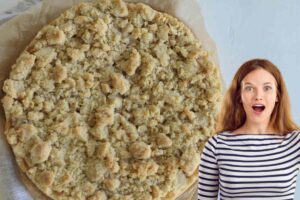 Torta sbriciolata e donna che sorride