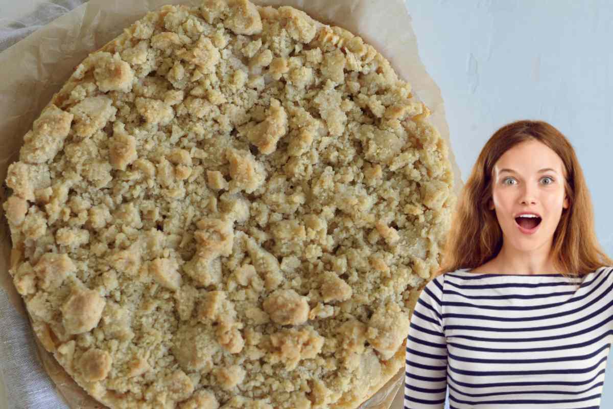 Torta sbriciolata e donna che sorride