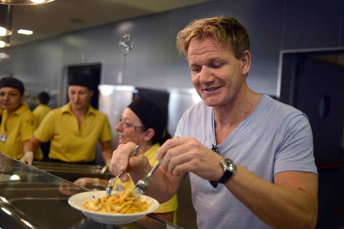 Gordon Ramsay che mangia un piatto di pasta