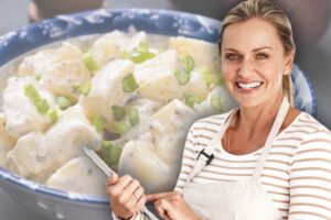 donna con grambiule e insalatiere con patate lesse condite