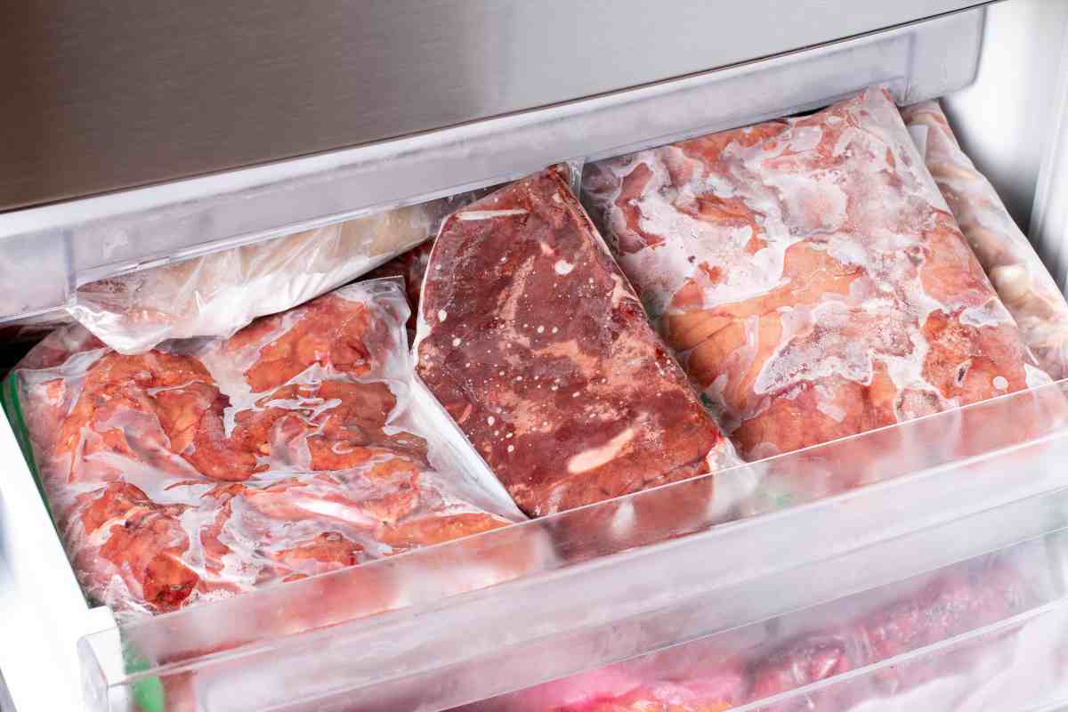 Quasi sicuramente anche tu scongeli il cibo così, ma è sbagliato: boom di batteri