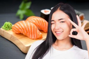 donna gesto ok e sushi