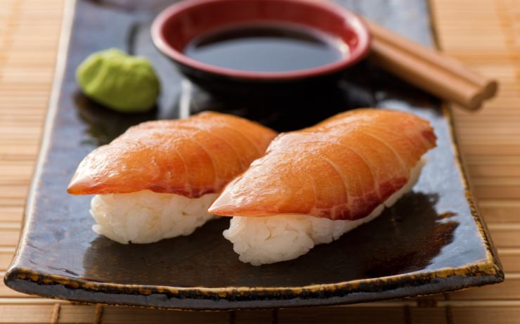 sushi nigiri con salmone e salse