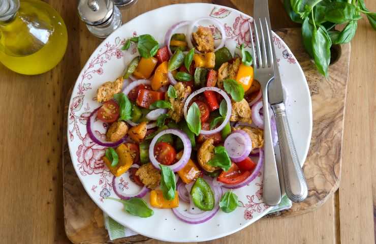 panzanella estiva nel piatto con posate