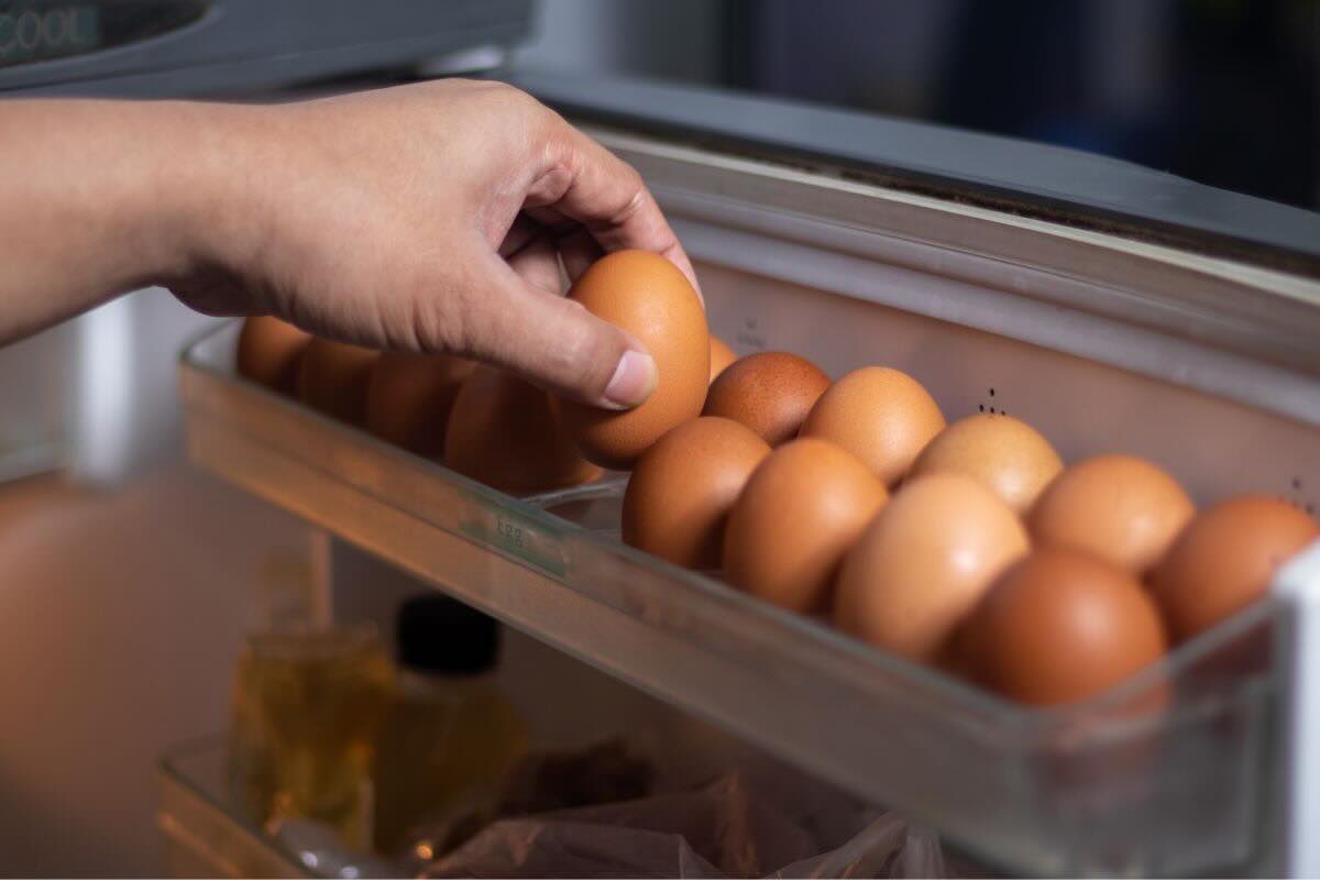 Uova nello scomparto porta uova in frigo